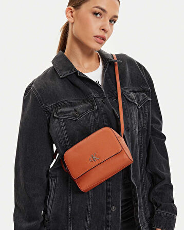 Calvin Klein Minimal Monogram Çapraz Askılı Çanta