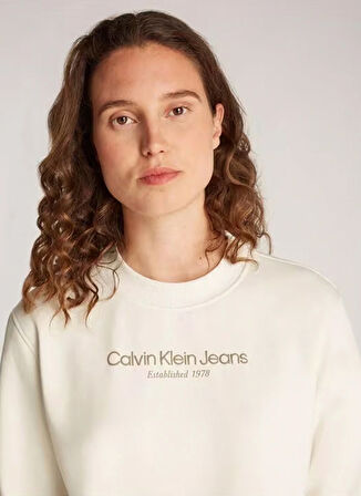 Calvin Klein Jeans Yuvarlak Yaka Baskılı Beyaz Kadın Sweatshırt INSTITUTIONAL GRAPHIC REG CN