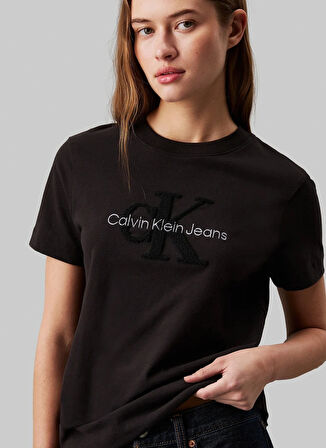 Calvin Klein Jeans Yuvarlak Yaka Nakışlı Siyah Kadın T-Shirt CHENILLE MONOLOGO REGULAR TEE