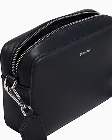 Calvin Klein Must Small Logolu Çapraz Askılı Çanta