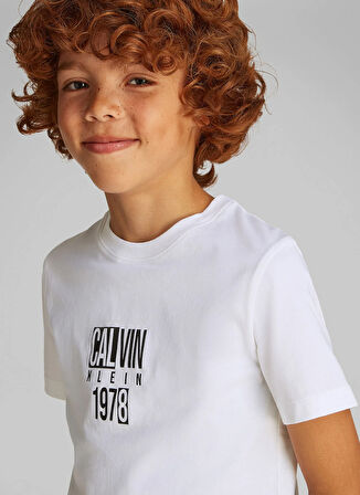 Calvin Klein Baskılı Beyaz Erkek Çocuk T-Shirt IB0IB02456YAF