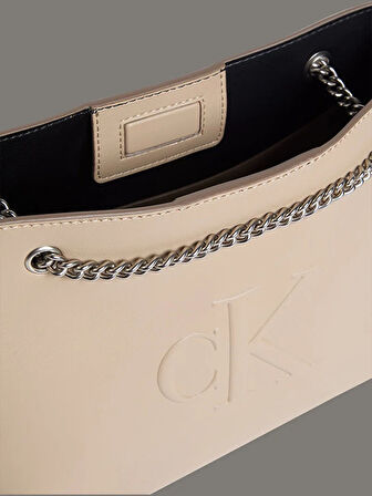 SCULPTED CHAIN SHOULDER BAG