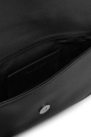 Calvin Klein Kadın Monogram Suni Deri Siyah Askılı Çanta