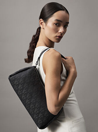 CALVIN KLEIN DROP MONOGRAM LG SHOULDER BAG Omuz Çantası