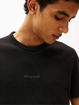 TOMMY HILFIGER Erkek Marka Etiketli Bisiklet Yaka Ve Kısa Kollu Şık Görünüşlü Günlük Kullanıma Uygun Siyah T-Shirt DM0DM21778 BDS