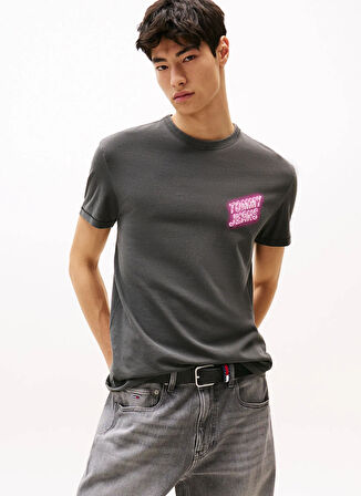 Tommy Jeans Bisiklet Yaka Baskılı Siyah Erkek T-Shirt DM0DM21829BDS TJM REG NOVELTY FAIR