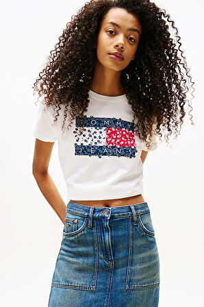 Tommy Jeans Kadın Çiçekli Bayrak Desenli Beyaz T-shirt DW0DW20897YBL