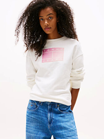 Tommy Jeans TJW RLX GRADIENT FLAG CREW Kadın Beyaz Kazak DW0DW21396YBL