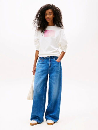 Tommy Jeans TJW RLX GRADIENT FLAG CREW Kadın Beyaz Kazak DW0DW21396YBL