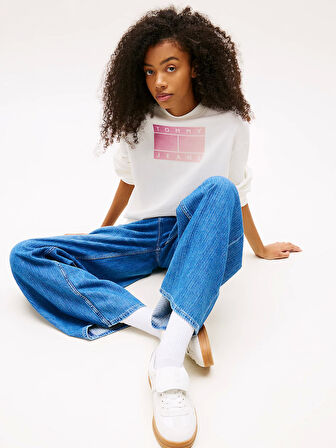 Tommy Jeans TJW RLX GRADIENT FLAG CREW Kadın Beyaz Kazak DW0DW21396YBL