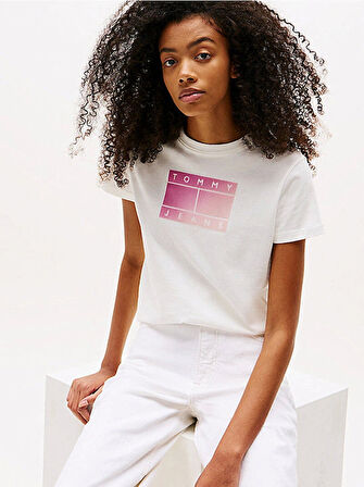 Tommy Jeans TJW REG GRADIENT FLAG SS Kadın Beyaz T-shirt DW0DW20905YBL