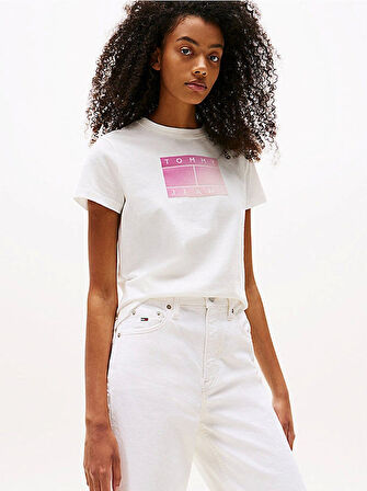 Tommy Jeans TJW REG GRADIENT FLAG SS Kadın Beyaz T-shirt DW0DW20905YBL