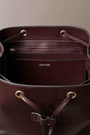 Kadın Kapaklı ve Büzgülü Monogram Desenli Sırt Çantası - Bordo | undefined