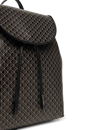 Kadın Kapaklı ve Büzgülü Monogram Desenli Sırt Çantası - Siyah | undefined