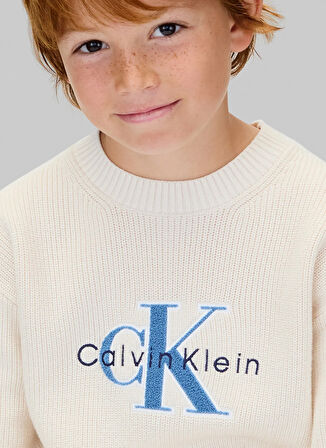 Calvin Klein Bisiklet Yaka Regular Fit Nakışlı Ekru Erkek Çocuk Kazak IB0IB02598PGB