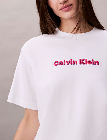 Calvin Klein Jeans Kısa Kollu 2 Renkli 3D Nakışlı Logolu Kadın T-shirt LV047D205G-YAA
