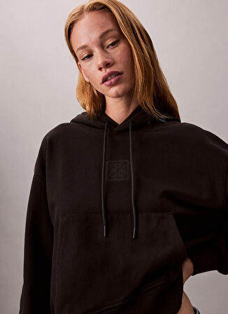 Calvin Klein Kapüşon Yaka Baskılı Siyah Kadın Sweatshırt LV044D204GUB1
