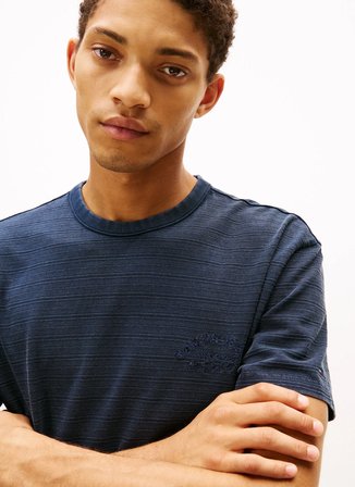 Tommy Jeans Bisiklet Yaka Baskılı Lacivert Erkek T-Shirt DM0DM22336C1G Lacivert T-Shirt