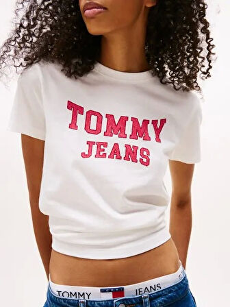Tommy Jeans TJW Normal Kesim Kolej Stili Kadın T-shirt DW0DW21966YBL