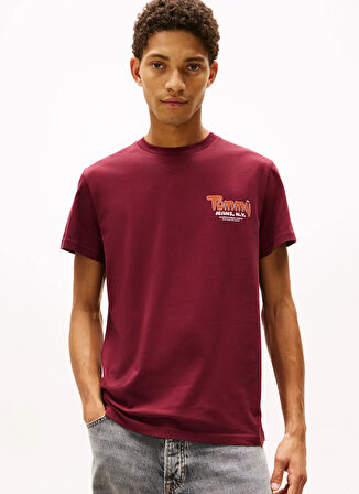 Tommy Jeans Bisiklet Yaka Baskılı Bordo Erkek T-Shirt DM0DM22049XIU TJM SLIM FONT PLAY TE