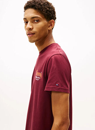 Tommy Jeans Bisiklet Yaka Baskılı Bordo Erkek T-Shirt DM0DM22049XIU TJM SLIM FONT PLAY TE