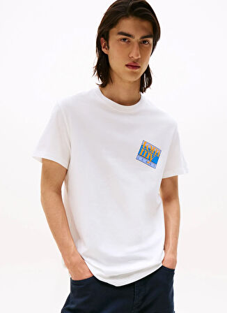 Tommy Jeans Bisiklet Yaka Baskılı Beyaz Erkek T-Shirt DM0DM22127YBL TJM REG FLAG DNA TEE