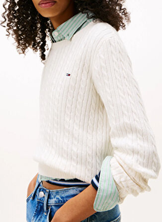 Tommy Jeans Yuvarlak Yaka Standart Nakışlı Beyaz Kazak Kadın DW0DW22165YBH