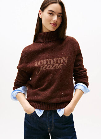 Tommy Jeans Balıkçı Yaka Standart Baskılı Kahve Kazak Kadın DW0DW21687GS7