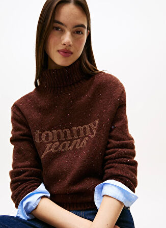 Tommy Jeans Balıkçı Yaka Standart Baskılı Kahve Kazak Kadın DW0DW21687GS7