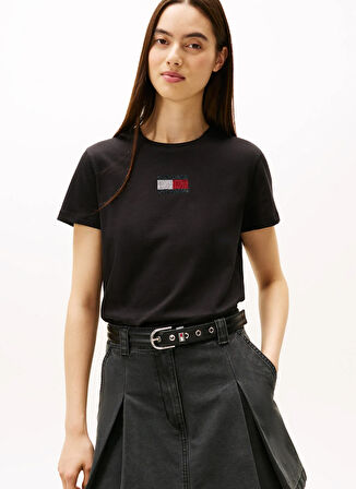 Tommy Jeans Yuvarlak Yaka İşlemeli Siyah Kadın T-Shirt DW0DW21965BDS