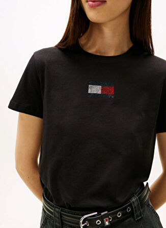 Tommy Jeans Yuvarlak Yaka İşlemeli Siyah Kadın T-Shirt DW0DW21965BDS