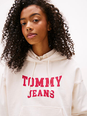 Tommy Jeans TJW Kutu Kesim Kısa Kolej Stili Kadın Kazak DW0DW21598YBH