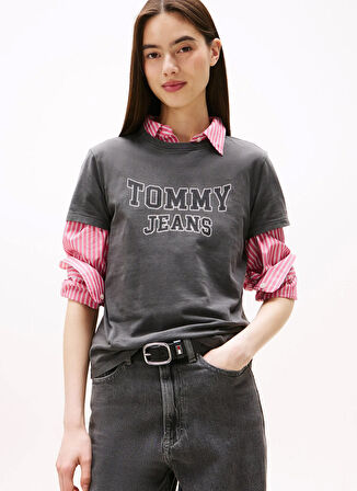 Tommy Jeans Yuvarlak Yaka Baskılı Siyah Kadın T-Shirt DW0DW21966BDS