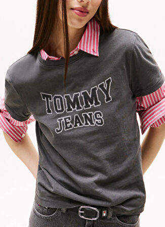 Tommy Jeans Yuvarlak Yaka Baskılı Siyah Kadın T-Shirt DW0DW21966BDS