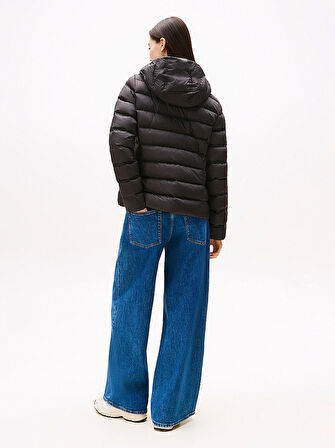 TOMMY HILFIGER Kadın Marka Bayrak Logolu Sabit Kapüşonlu Kapitone Dolgulu Siyah Mont DW0DW21617 BDS