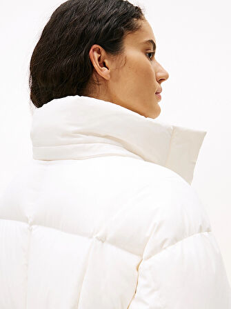 TOMMY HILFIGER Kadın Marka Logolu Kapitone Dikişli Kapüşonlu Günlük Kullanıma Uygun BBeyazZ Mont DW0DW21977 YBH