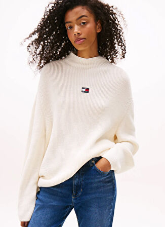 Tommy Jeans Dik Yaka Standart Nakışlı Beyaz Kazak Kadın DW0DW21676YBH