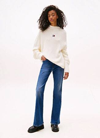 Tommy Jeans Dik Yaka Standart Nakışlı Beyaz Kazak Kadın DW0DW21676YBH