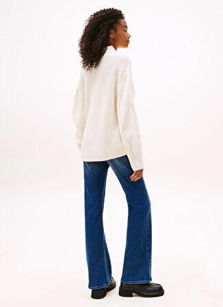 Tommy Jeans Dik Yaka Standart Nakışlı Beyaz Kazak Kadın DW0DW21676YBH