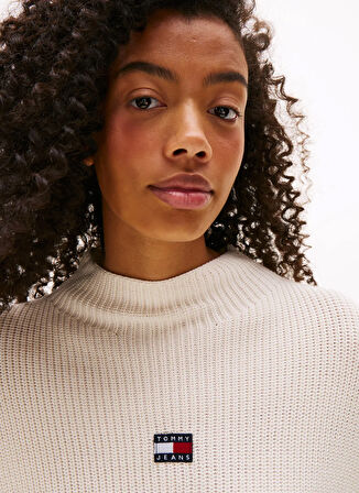 Tommy Jeans Dik Yaka Standart Nakışlı Beyaz Kazak Kadın DW0DW21676YBH