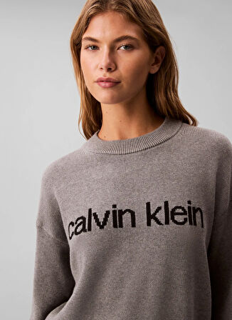 Calvin Klein Jeans Yuvarlak Yaka Standart Baskılı Gri Kadın Kazak LV047C311GP7E