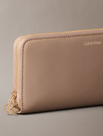 CALVIN KLEIN Kadın Marka Logolu Pürüzsüz Yüzeyli Birden Fazla Kart Yuvalı Kağıt Para Bölmeli BEJ Cüzdan LV04F1093G VFU
