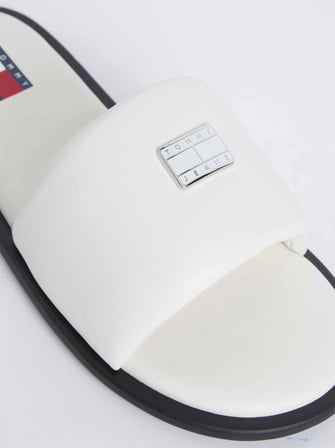 TOMMY HILFIGER Kadın Marka Logolu Şık Görünümlü Rahat Tabanlı Günlük Kullanıma Uygun Beyaz Terlik EN0EN02950 YBI