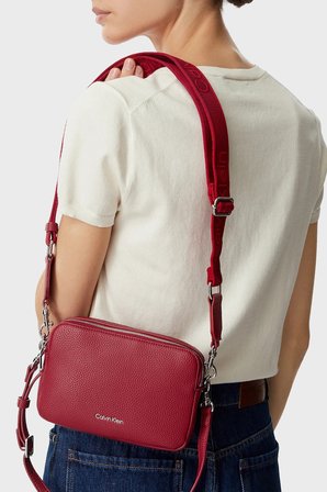 Calvin Klein Logolu Ayarlanabilir Askılı Çanta LV04F3656GXLL Bayan ÇANTA LV04F3656G XLL BORDO