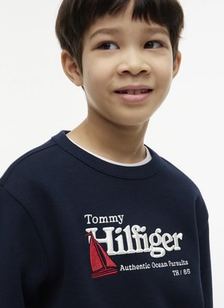 Tommy Hilfiger Lacivert Erkek Çocuk Bisiklet Yaka Nakışlı Sweatshirt KB0KB10506-EMBROIDERY GRAPHIC SWEAT