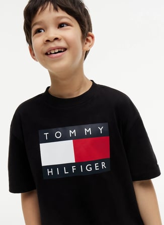 Tommy Hilfiger Siyah Erkek Çocuk Bisiklet Yaka Regular Fit Baskılı T-Shirt KB0KB10340-HERITAGE PRINTED FLAG