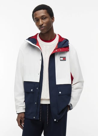 Tommy Jeans Lacivert-Beyaz Erkek Kapüşonlu Relaxed Logo Baskılı Mont DM0DM23221C1G TJM FLAG COLORBLOCK