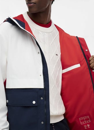 Tommy Jeans Lacivert-Beyaz Erkek Kapüşonlu Relaxed Logo Baskılı Mont DM0DM23221C1G TJM FLAG COLORBLOCK