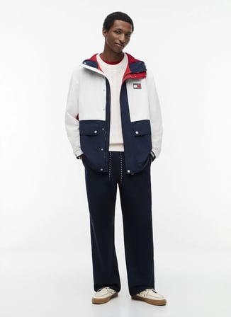 Tommy Jeans Lacivert-Beyaz Erkek Kapüşonlu Relaxed Logo Baskılı Mont DM0DM23221C1G TJM FLAG COLORBLOCK