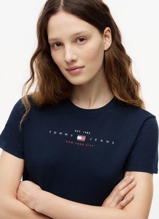 Tommy Jeans Lacivert Kadın Bisiklet Yaka Baskılı T-Shirt DW0DW22789C1G
